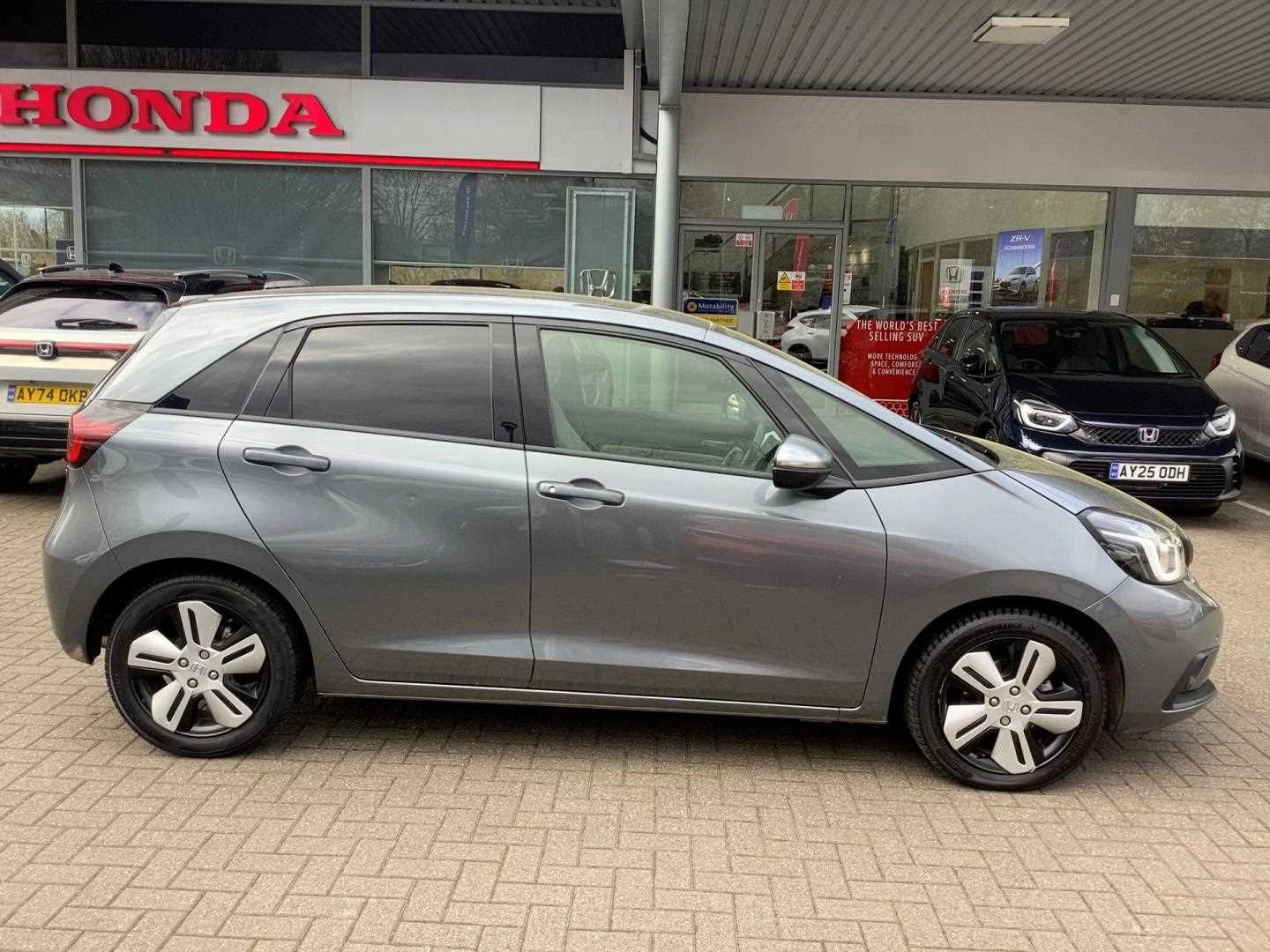 Vehicle image 5