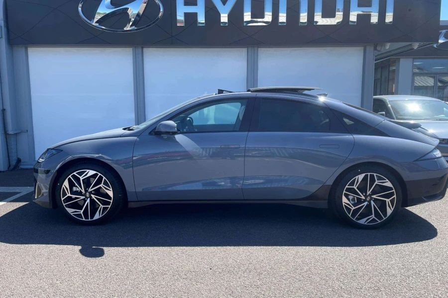 Vehicle Image - 2