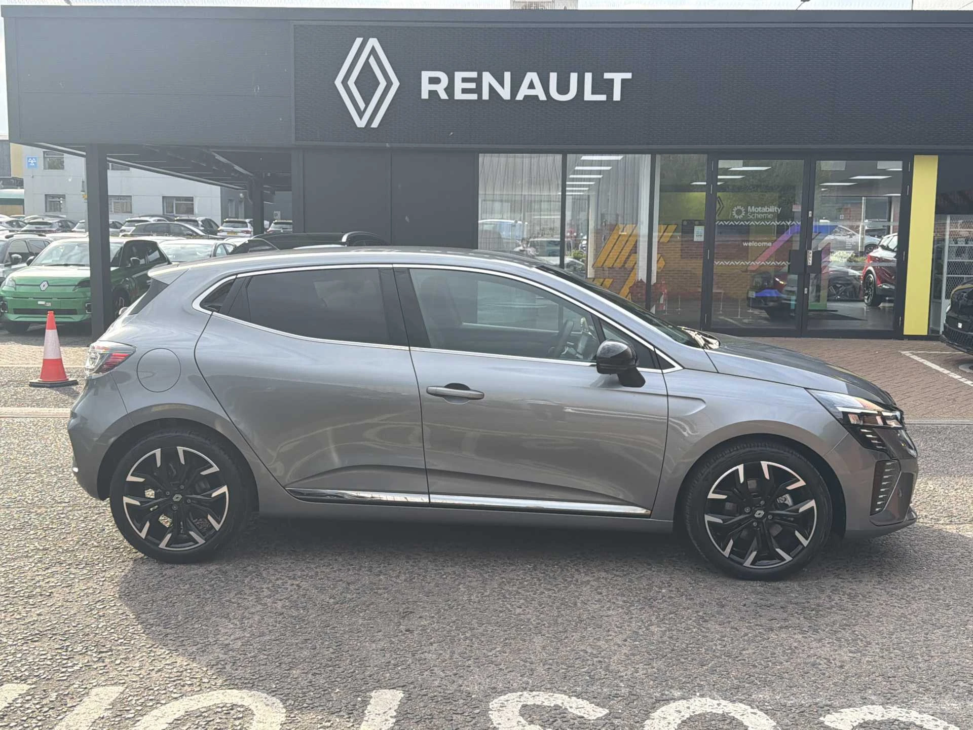 Vehicle image 5