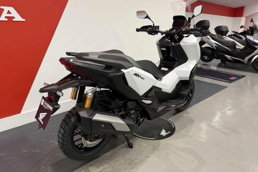 Vehicle Image - 2
