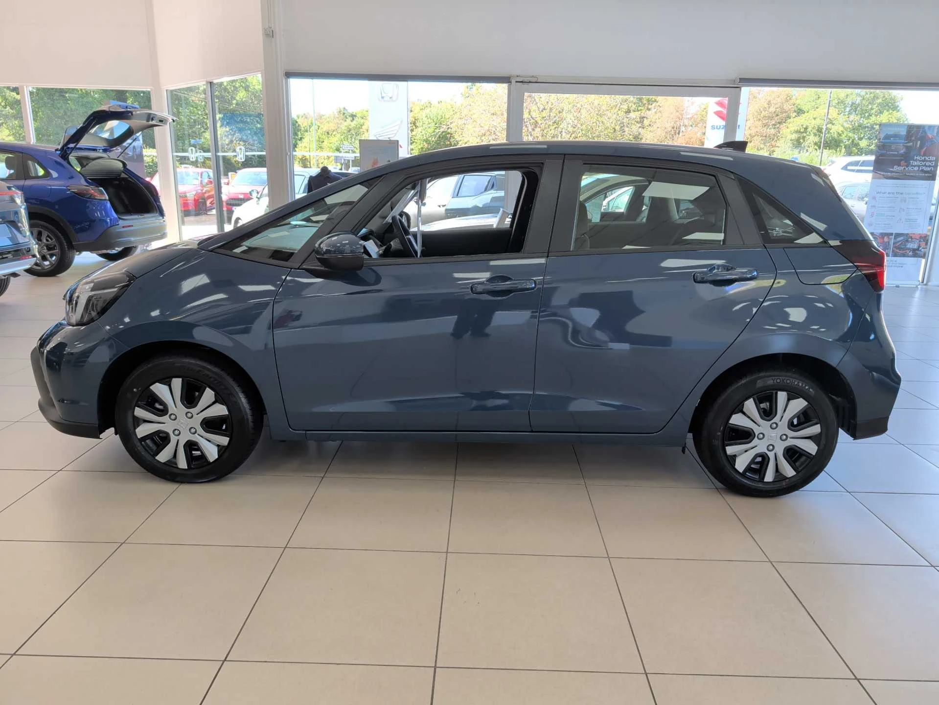 Vehicle image 4