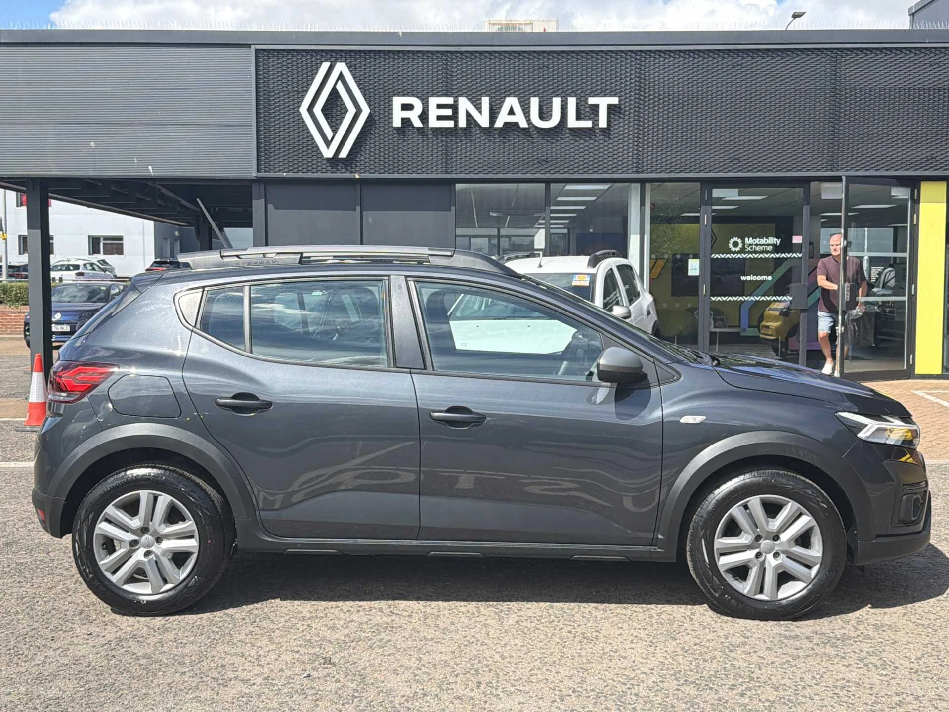 Vehicle image 5
