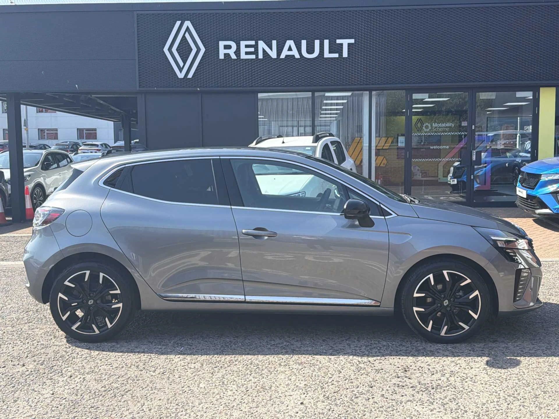 Vehicle image 5