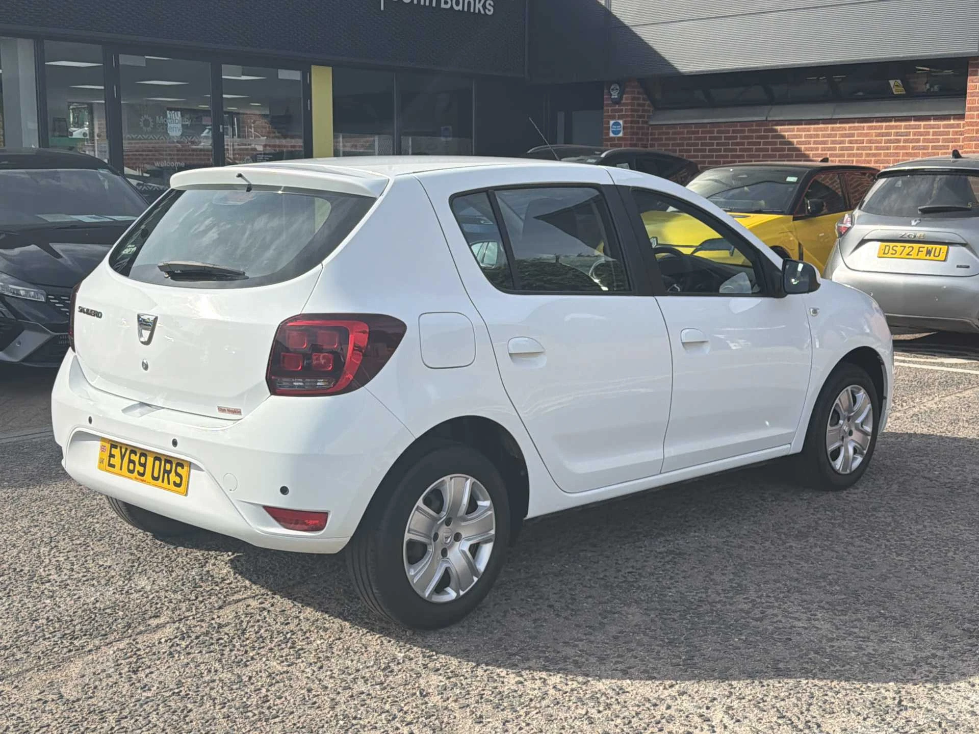 Vehicle image 4
