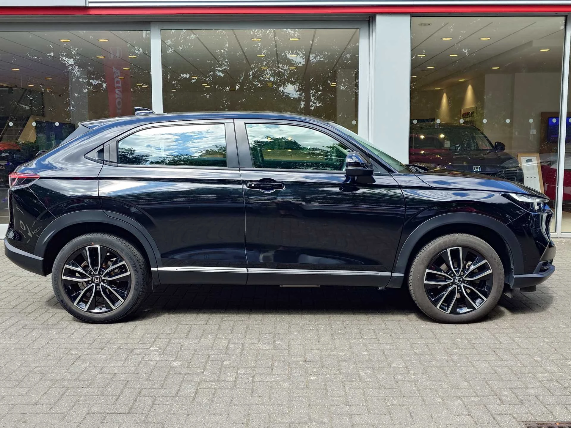 Vehicle image 5