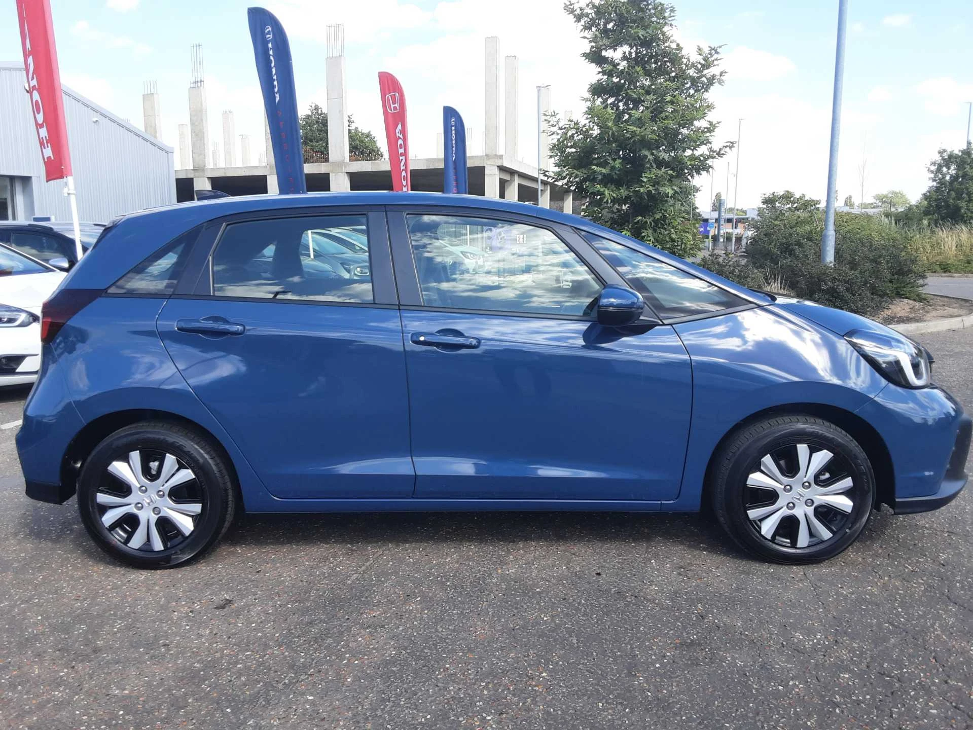 Vehicle image 4