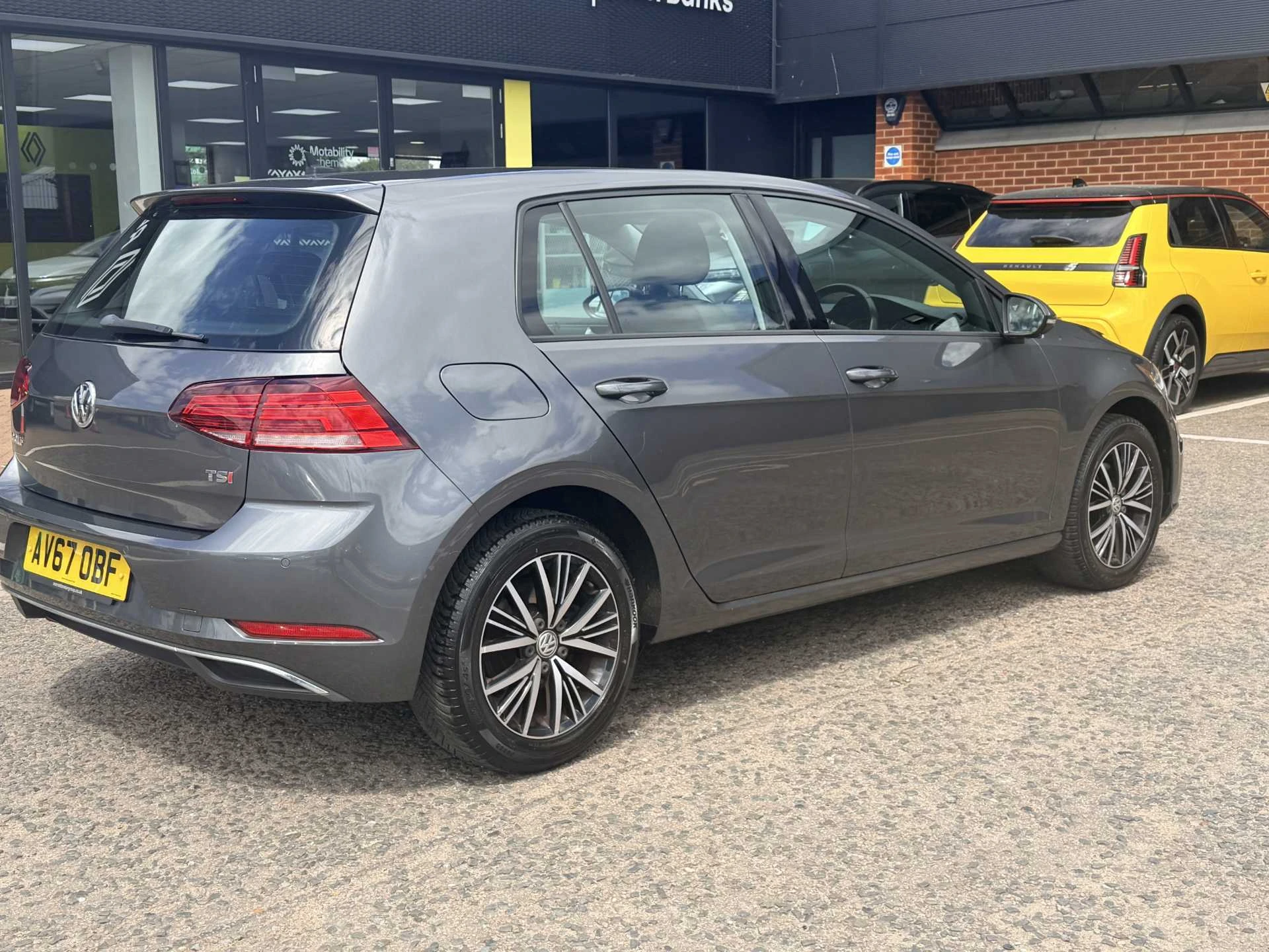Vehicle image 4
