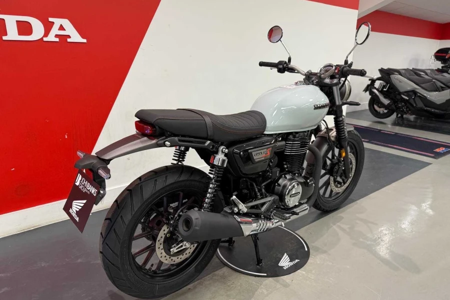 Vehicle Image - 2