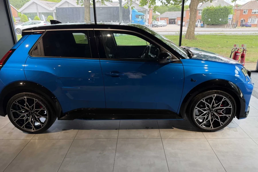 Vehicle Image - 0