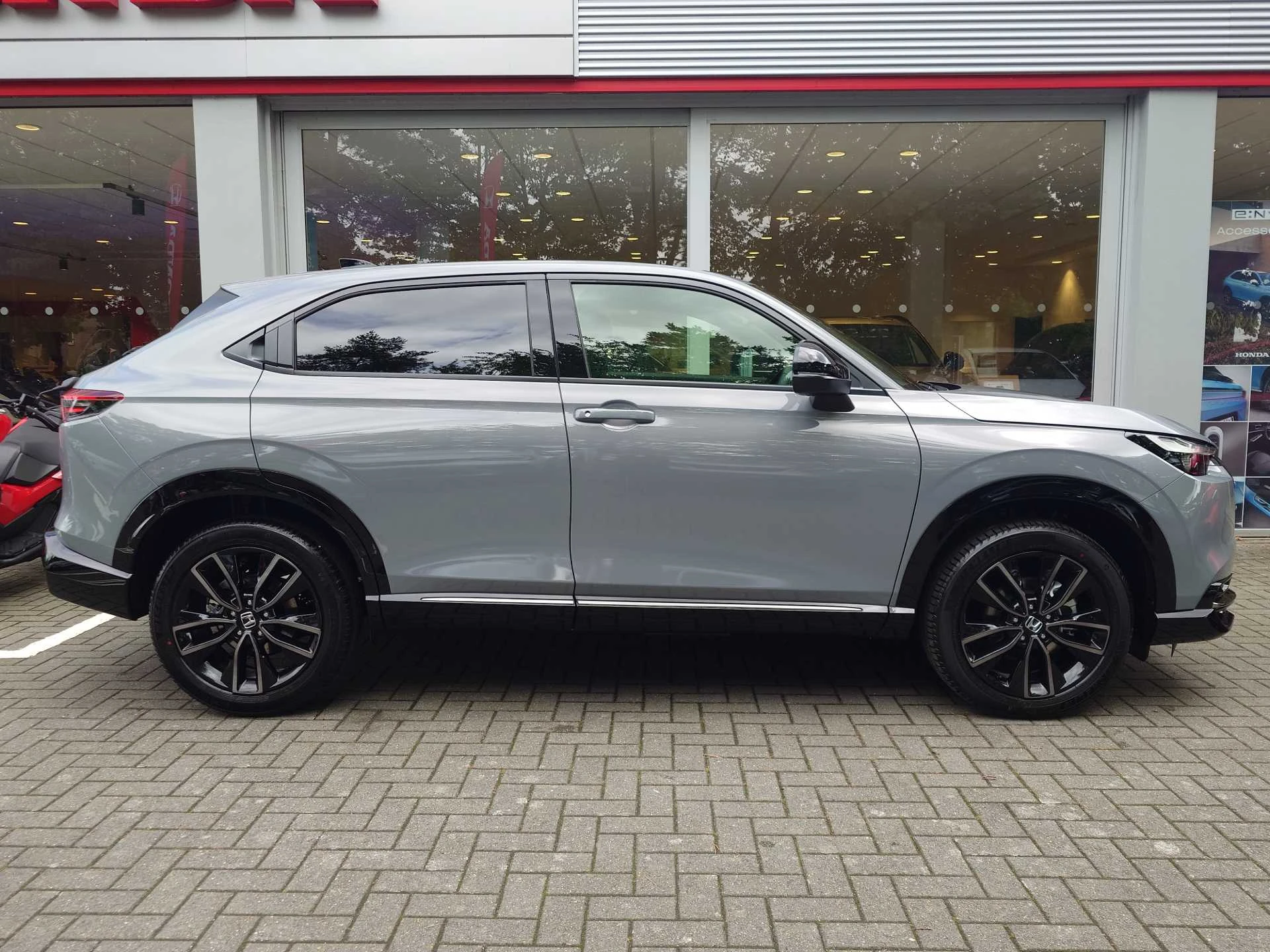 Vehicle image 5