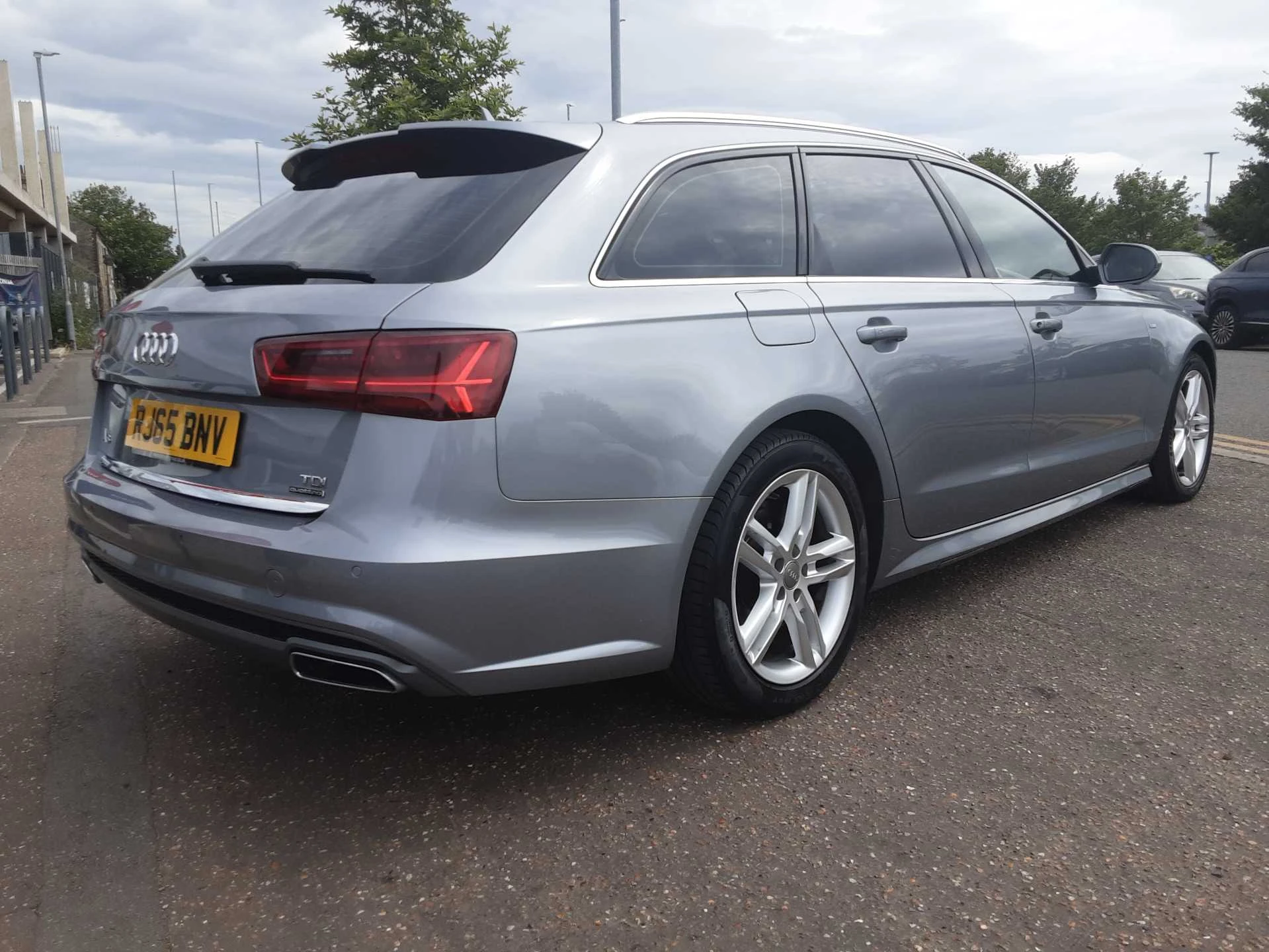 Vehicle image 4