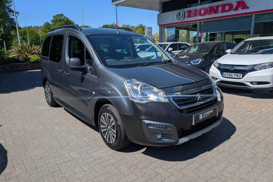 Vehicle Image - 0