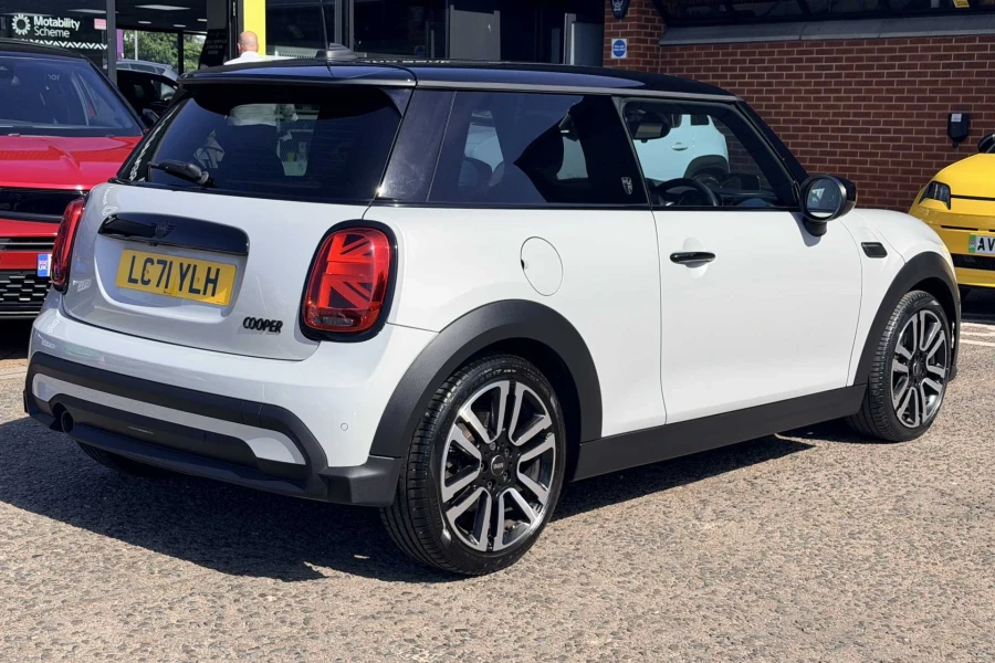 Vehicle Image - 3
