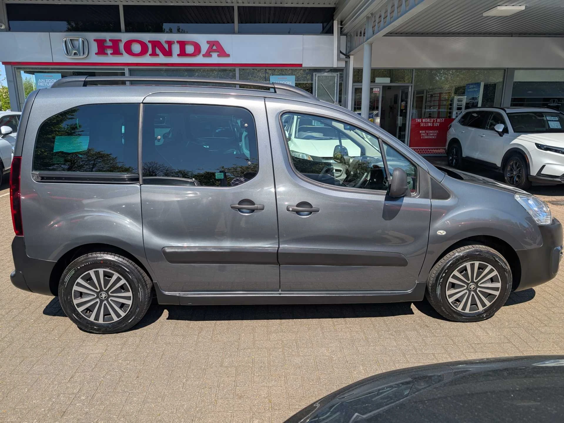 Vehicle image 5