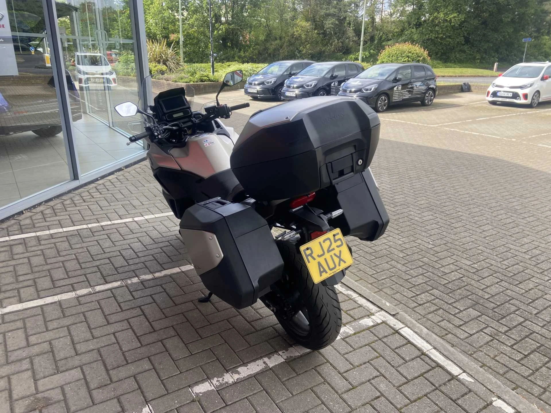Vehicle image 4