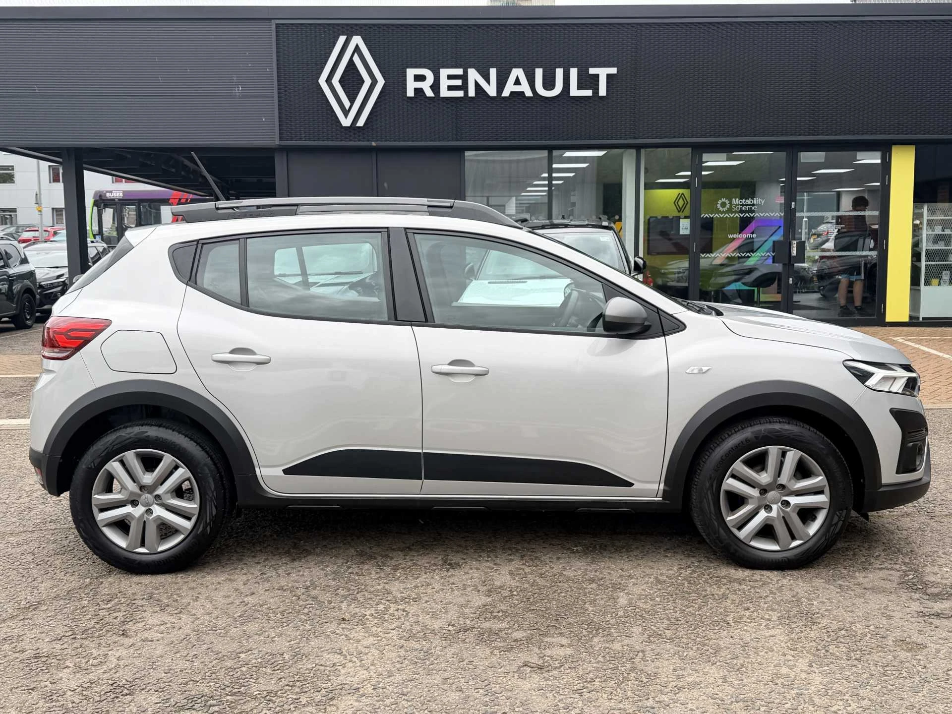 Vehicle image 5