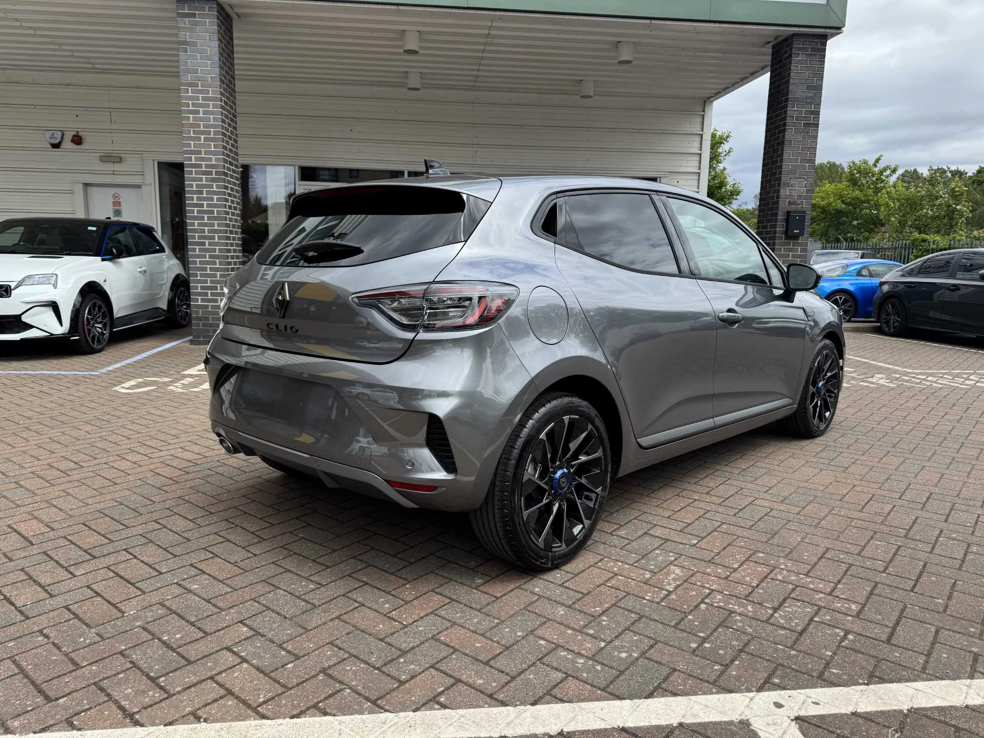 Vehicle image 4