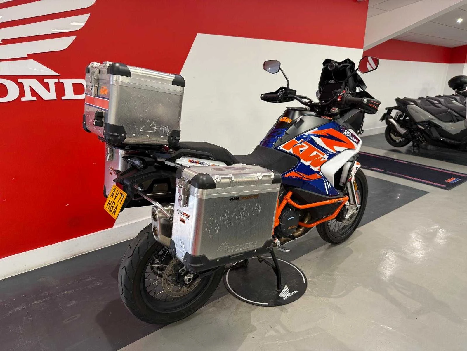 Vehicle image 3
