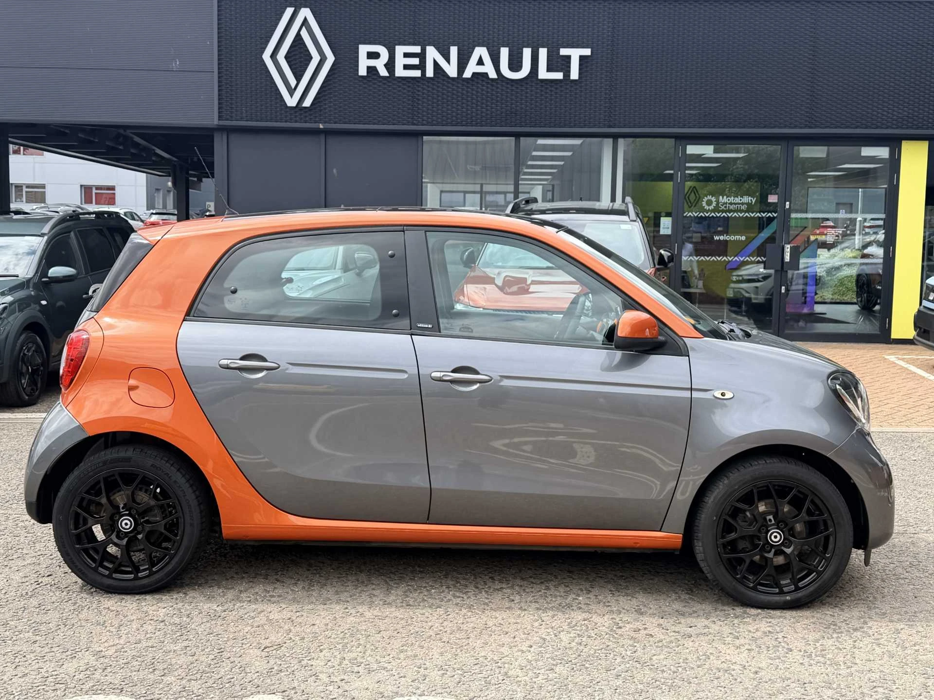 Vehicle image 5