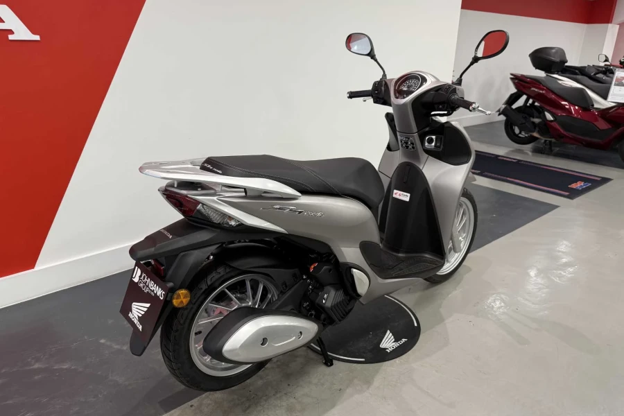 Vehicle Image - 2