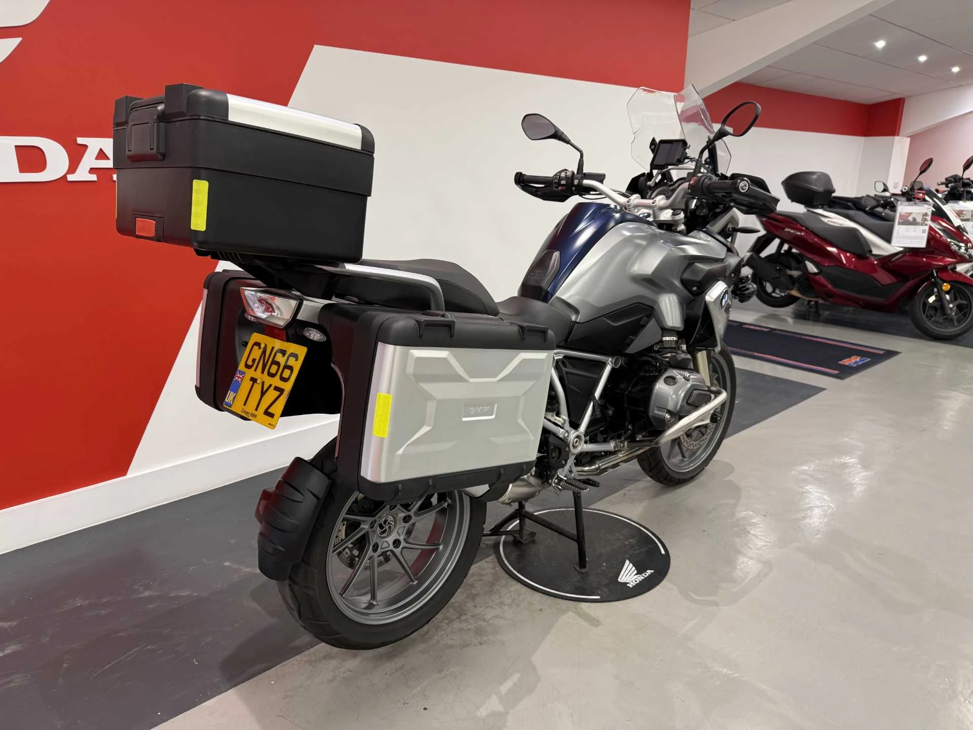 Vehicle image 3