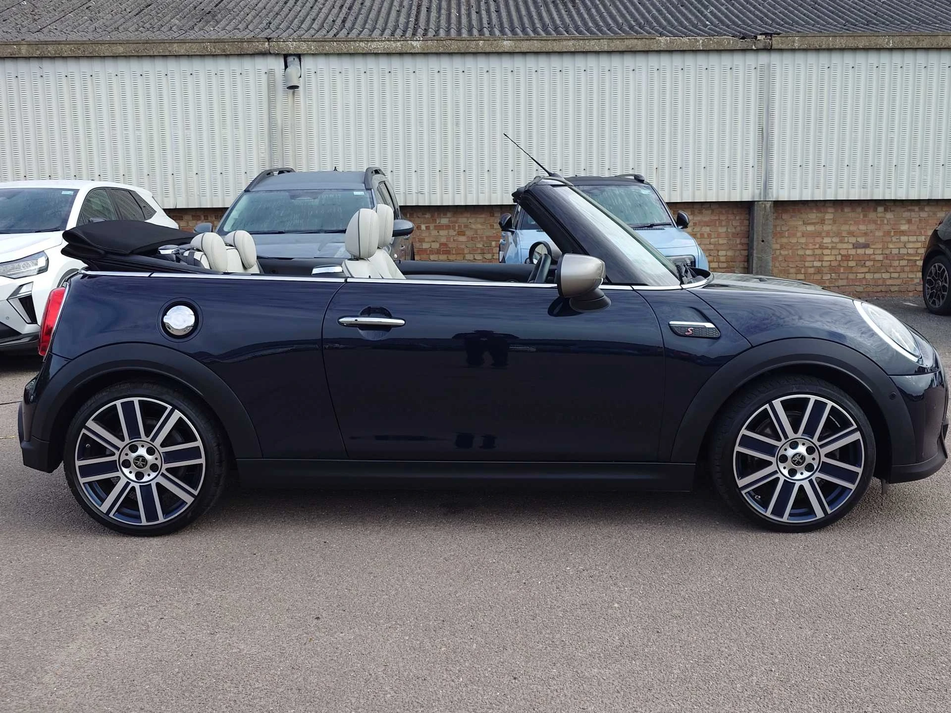 Vehicle image 7