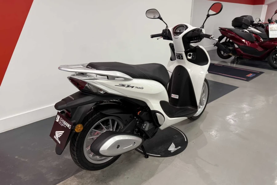 Vehicle Image - 2
