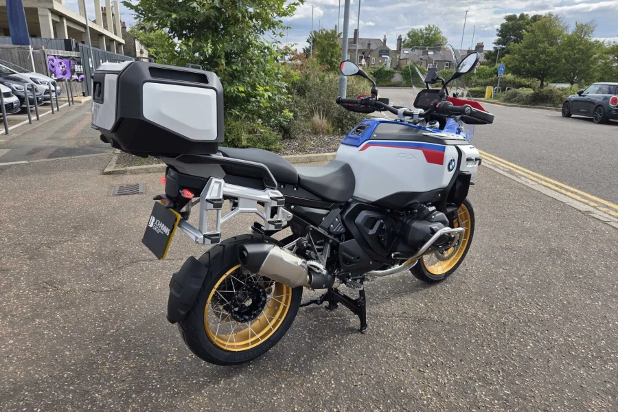 Vehicle Image - 2