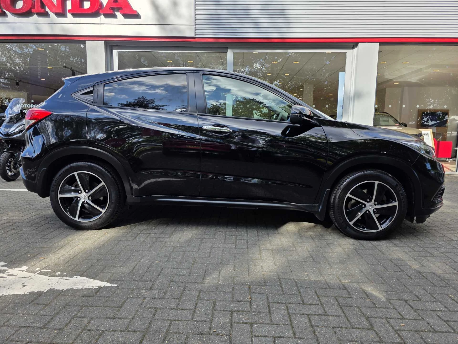 Vehicle image 5