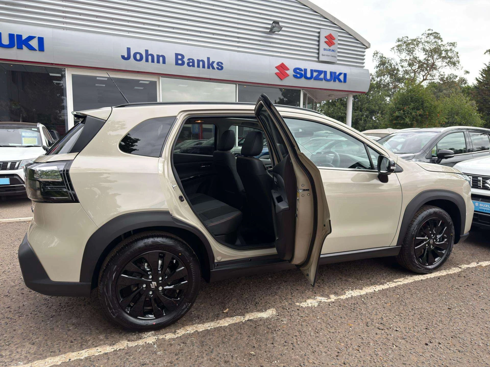 Vehicle image 5