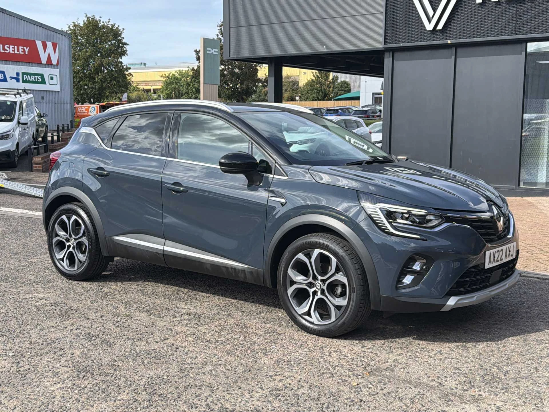 Vehicle image 5