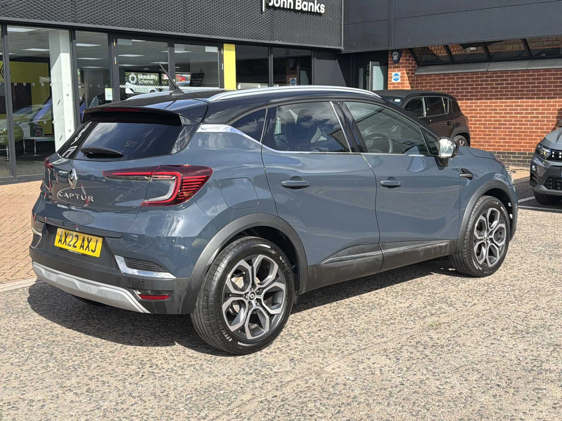 Vehicle image 4