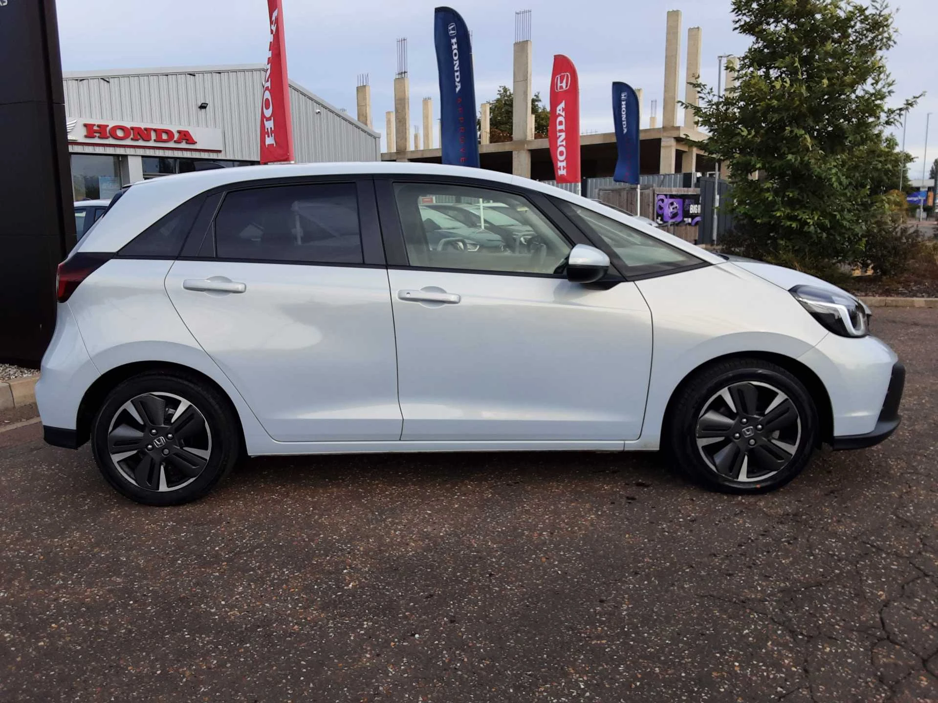 Vehicle image 4