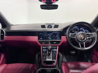 Porsche Cayenne Image 2