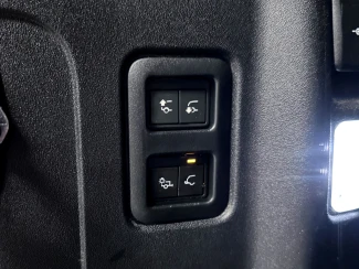 Land Rover Defender 110 Image 8
