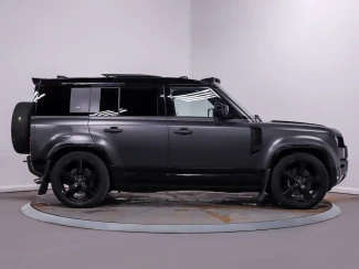 Land Rover Defender 110 Image 8