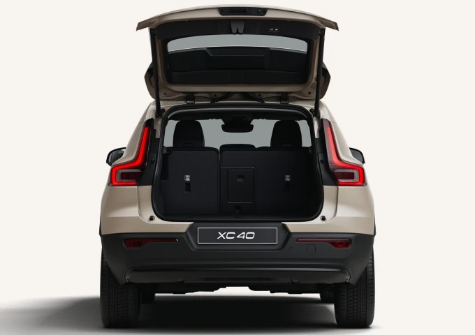 Exterior-bento-rear-open-4x5-XC40-mhev.jpeg