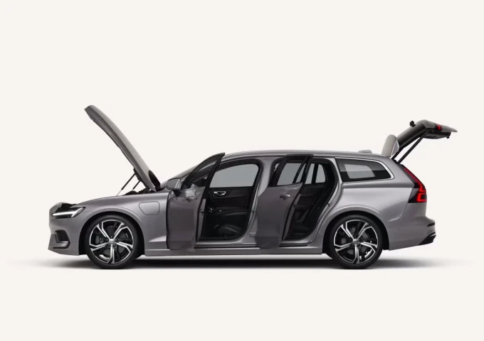 my26_v60_ext_side_left_open_phev_4x5.avif