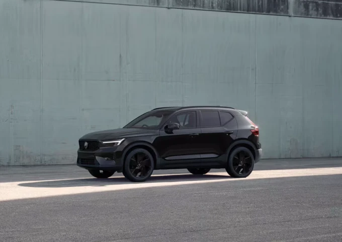 xc40-blackedition-4x3.avif