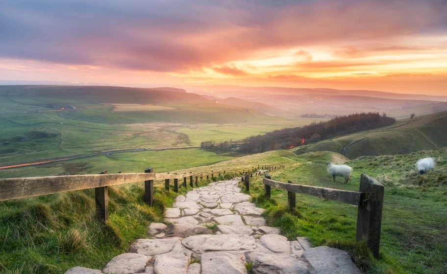 Best Scenic Drives Around the Peak District