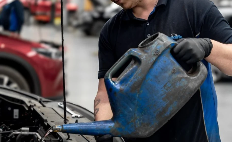 Main Dealer Servicing VS Independent Garages: Compared