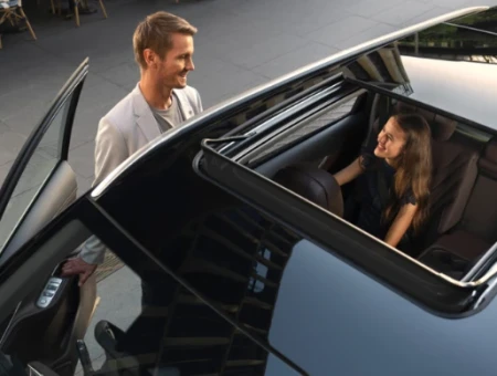 Impressive Full‑View Sunroof