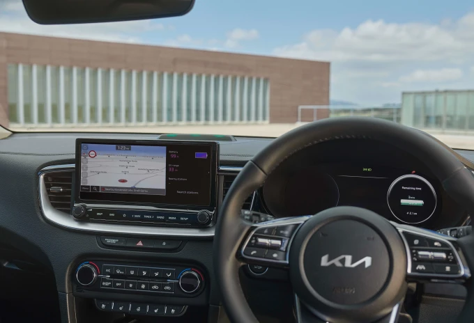Apple CarPlay™ & Android Auto™ with Voice Control