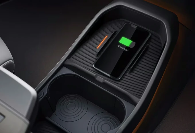 Wireless smartphone charger & USB-C fast charge ports